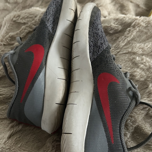 Nike Charcoal and Red Free Runs - Picture 3 of 5